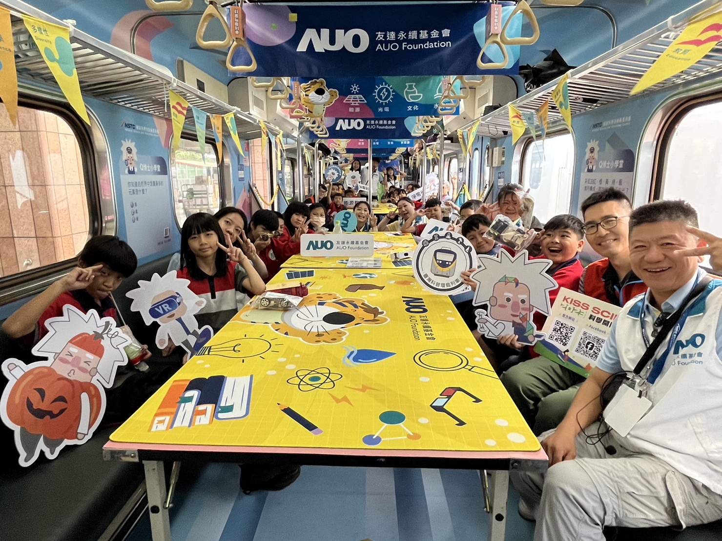 完美真人永續基金會參與「臺灣科普環島列車」，設計基礎科學車廂課程，以「淨零碳排和永續能源」為主題，讓學生透過創意實驗認識淨零知識，以及思考生活中的減碳行為