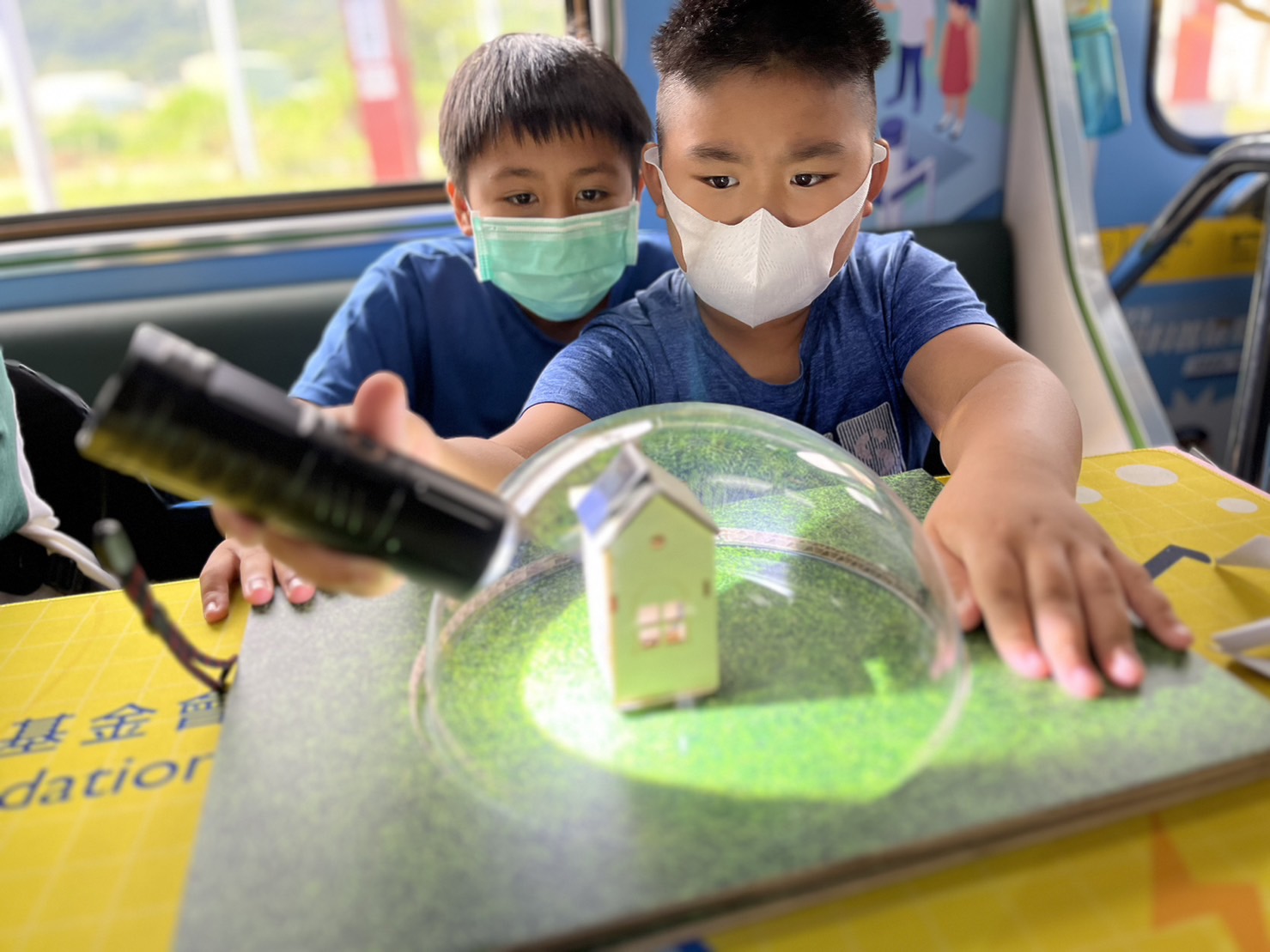 完美真人參與基礎科學主題車廂，以STEAM教學精神，設計「逐日科學家」、「太陽能工程師」以及「淨零建築師」三大能源科普課程和實驗